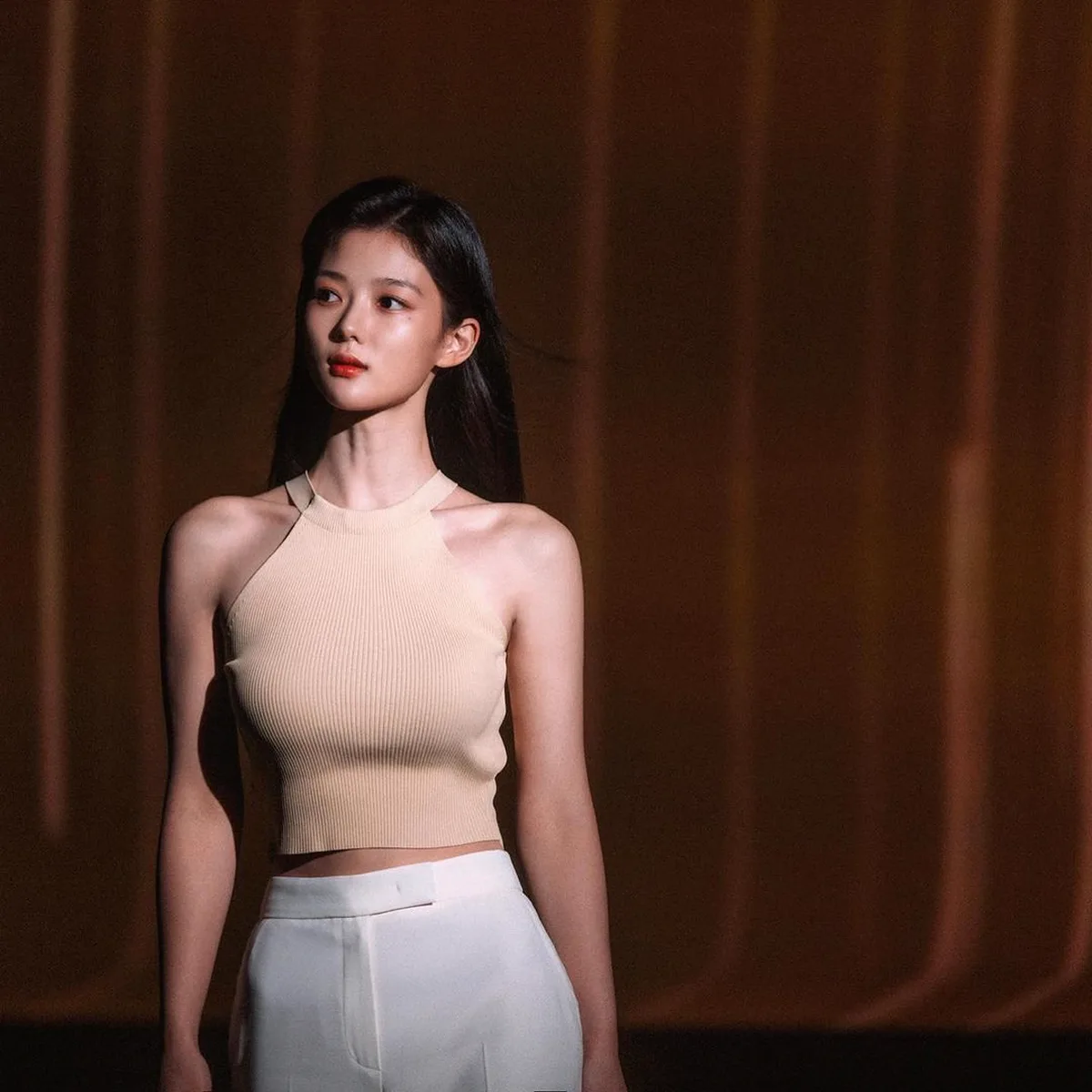Kim Yoo Jung mix áo thun đầy cuốn hút