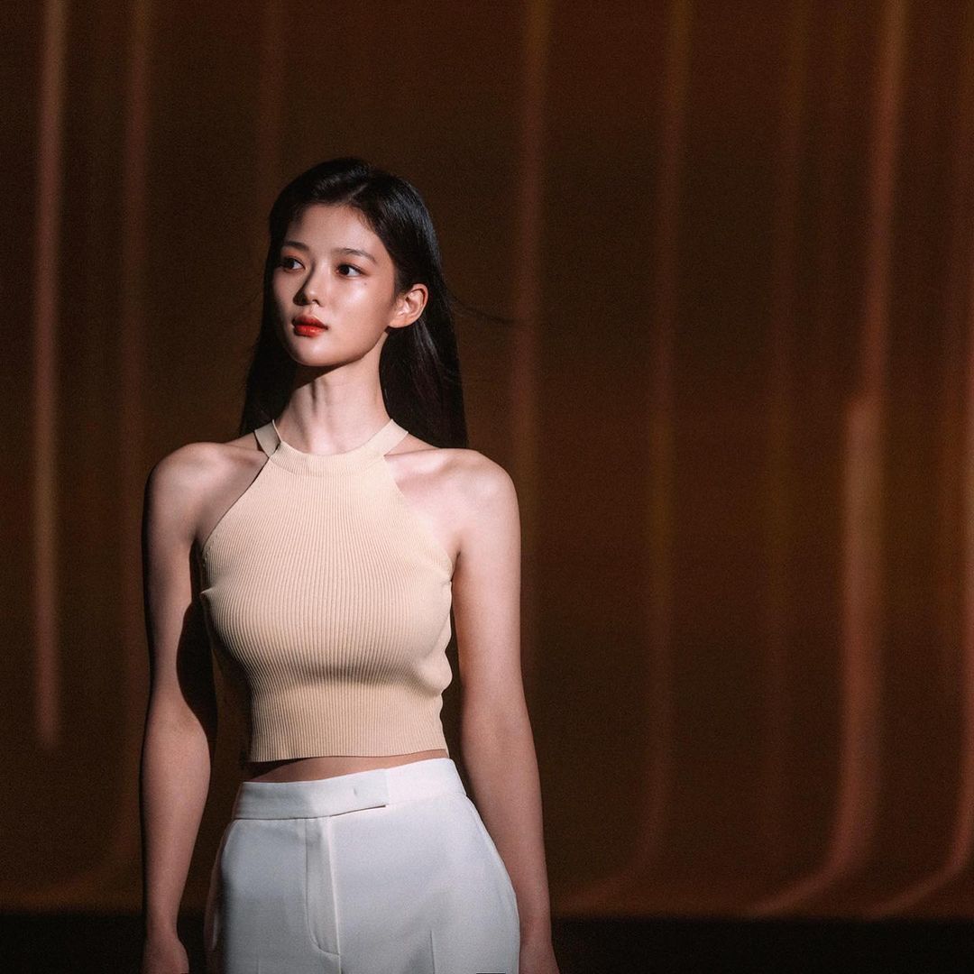 Kim Yoo Jung mix áo thun đầy cuốn hút