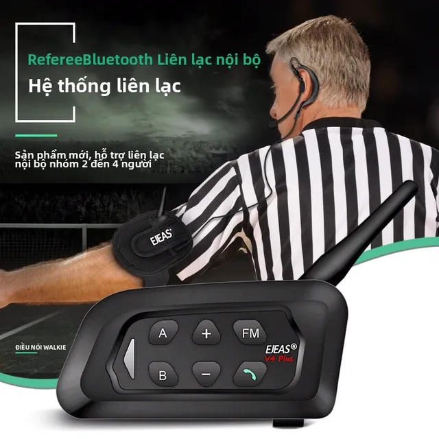 Trọng tài đeo tai nghe liên lạc EJEAS V4C Plus trên sân bóng